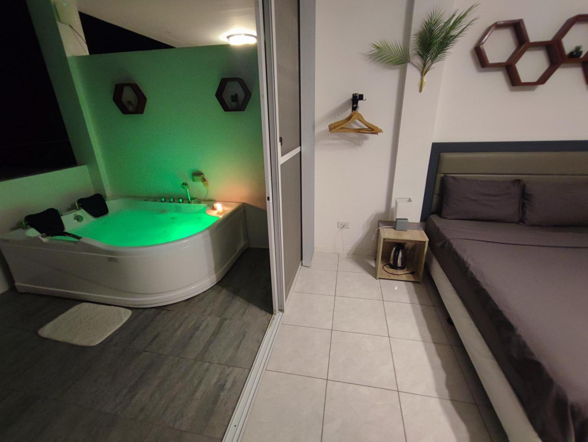 Bonsai Jacuzzi Suites Panglao Eksteriør bilde